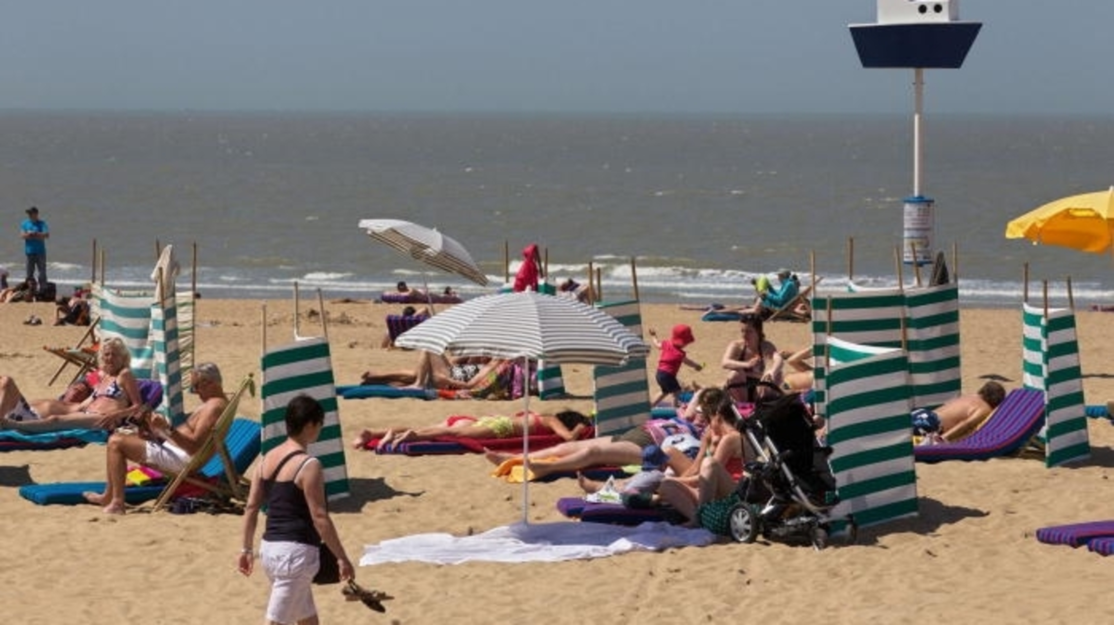 Streit Um Nackte In Ostende T Shirt Pflicht Gefordert Luxemburger Wort